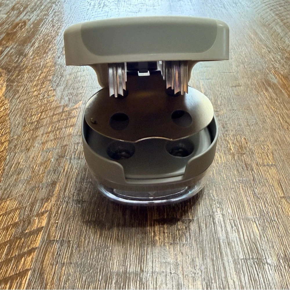 Pre-Owned Pampered Chef’s Cherry & Olive Pitter - Picture 5 of 7
